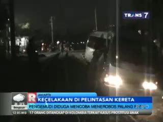 Coba Terobos Perlintasan, Mobil Travel Tertabrak Kereta