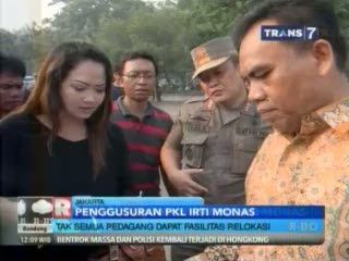 Lapak PKL di Monas Dibongkar Paksa
