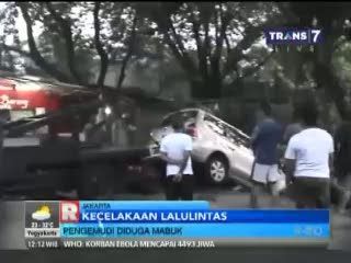 Mobil Terperosok dan Nyaris Tabrak Rumah di Kemang