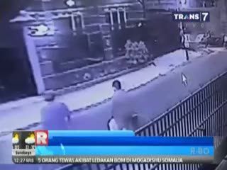 Aksi Jambret Terekam CCTV