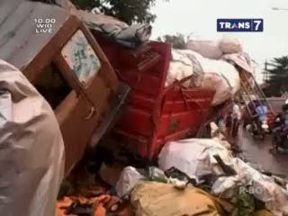 2 Truk dan Belasan Sepeda Motor Terlibat Kecelakaan