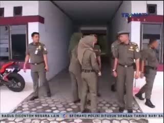 Pasangan Mesum Bersembunyi Dibalik Selimut Saat Dirazia