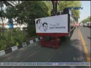 Sepur Kluthuk dan Bus Tingkat Jaladara Diarak Warga