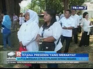 Warga Bersuka Cita di Halaman Istana Negara