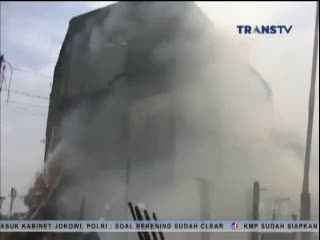 3 Toko Mebel di Ciputat Ludes Terbakar