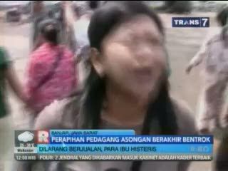 Dilarang Berjualan, Satpol PP Dilempari Nasi Bungkus