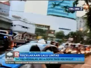 Tak Mau Mengalah, Ibu vs Supir Taksi Adu Mulut
