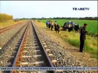 Minibus Berisi Anggota Polisi Dihantam Kereta Api 