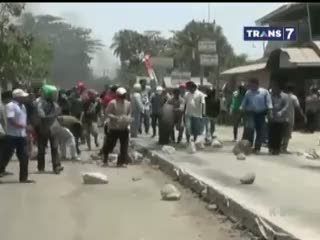 Warga Demo Tutup Jalan dengan Batu