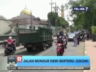 Aksi Jalan Mundur untuk Temui Jokowi