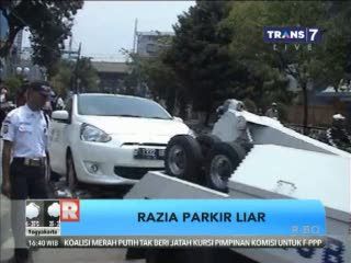 Parkir Sembarangan, Petugas Derek Mobil yang Melanggar Aturan