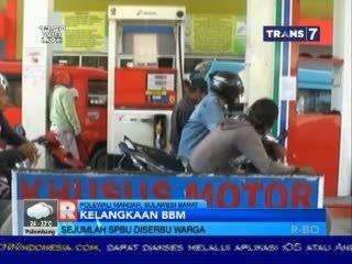 Kelangkaan BBM, Sejumlah SPBU Diserbu Warga