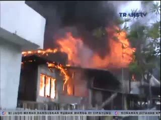 Puluhan Rumah Semi Permanen Hangus Terbakar