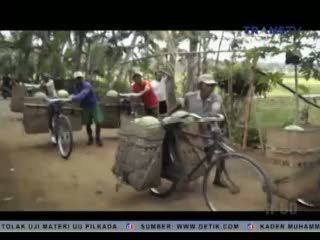 Petani Membanting Semangka ke Jalan 