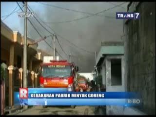 Terbakar Sejak Kemarin, Pabrik Minyak Goreng Masih Mengeluarkan Api