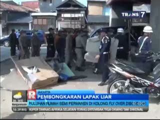 Puluhan Rumah Semi Permanen di Kolong Flyover Dibongkar