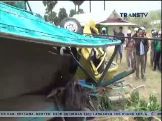 Bus Vs Truk, Kernet Truk Tewas Terjepit Badan Kendaraan