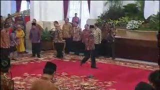 Dalam Balutan Batik, Kami Bersumpah...
