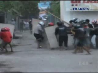 2 Kelompok Warga Saling Serang dengan Batu dan Anak Panah