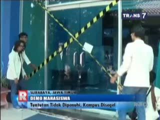 Puluhan Mahasiswa Menyegel Kampus Mereka Sendiri