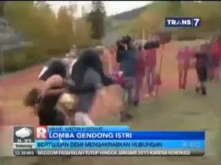 Serunya Lomba Gendong Istri