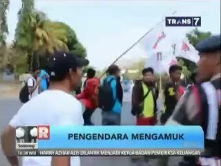 Pemotor Mengantuk Tabrak Mobil Saat Hindari Unjuk Rasa