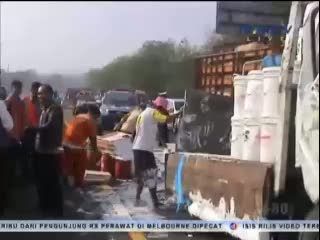 Tabrakan Beruntun, Mobil Tergencet Diantara Bus dan Truk