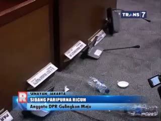 Sidang Paripurna Ricuh, Anggota DPR Gulingkan Meja