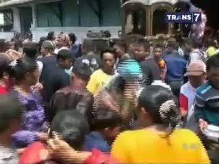 Kereta Usia Ratusan Tahun Dimandikan