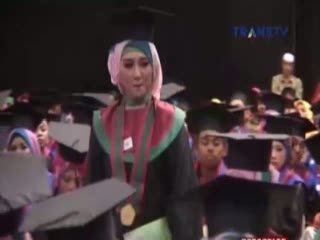 Risna, Gadis Cantik yang Kisah Cintanya Mengharukan Diwisuda jadi Bidan