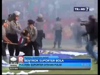 Puluhan Suporter Ditahan Polisi Usai Laga Semen Padang Vs Arema