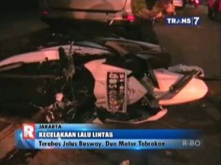 Terobos Jalur Busway, Dua Motor Tabrakan