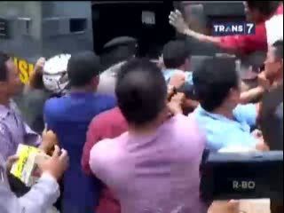Rekonstruksi Pembunuhan Ricuh, Keluarga Korban Hakimi Pelaku