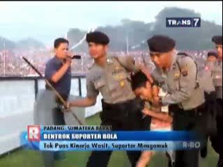 Tak Puas Kinerja Wasit, Suporter Mengamuk