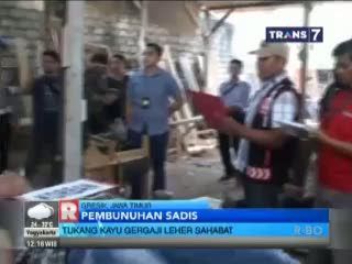 Sadis! Tukang Kayu Gergaji Leher Temannya Sendiri hingga Nyaris Putus