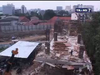 Evakuasi Jasad Korban Jembatan Ambruk Sulit Akibat Lengket dengan Beton