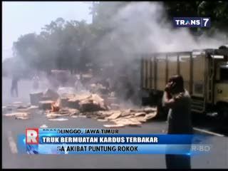 Truk Bermuatan Kardus Terbakar Diduga Akibat Puntung Rokok