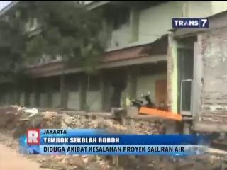 Tembok Sekolah Roboh Diduga Akibat Pengerjaan Saluran Air