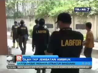 Polisi Olah TKP Jembatan TIM Ambruk