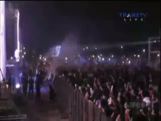 Belasan Remaja Wanita Pingsan Saat Ricuh Konser Ungu