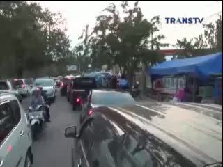 Pengendara Rela Antre BBM hingga Berjam-jam