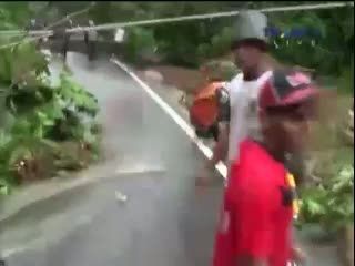 Jalur Transportasi Aceh-Meulaboh Terputus