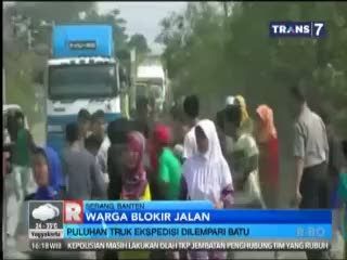 Puluhan Truk Ekspedisi Dilempari Batu oleh Warga