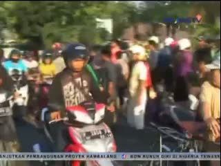 Pemotor Tewas Terlindas Truk Material