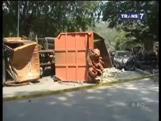 Kebut-kebutan, Truk Tabrak 12 Kendaraan, Seorang Pejalan Kaki Tewas