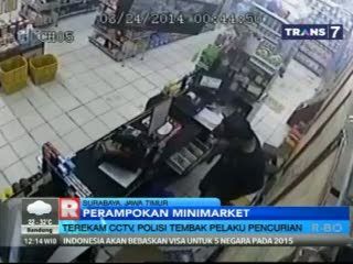 Terekam CCTV, Polisi Tembak Pelaku Pencurian Minimarket