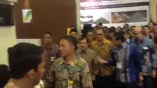 Gaya Santai JK di Pameran Infrastruktur