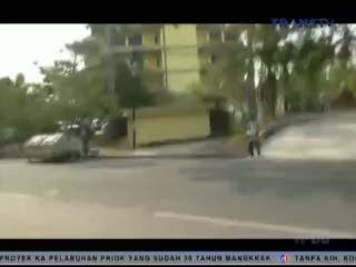 Diduga Depresi, Wanita Serang Warga