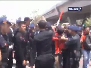 Unjukrasa Mahasiswa Menolak Kedatangan Jokowi Berujung Ricuh