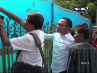 Aksi Menaker Melompati Pagar Berduri Saat Sidak Penampungan TKI